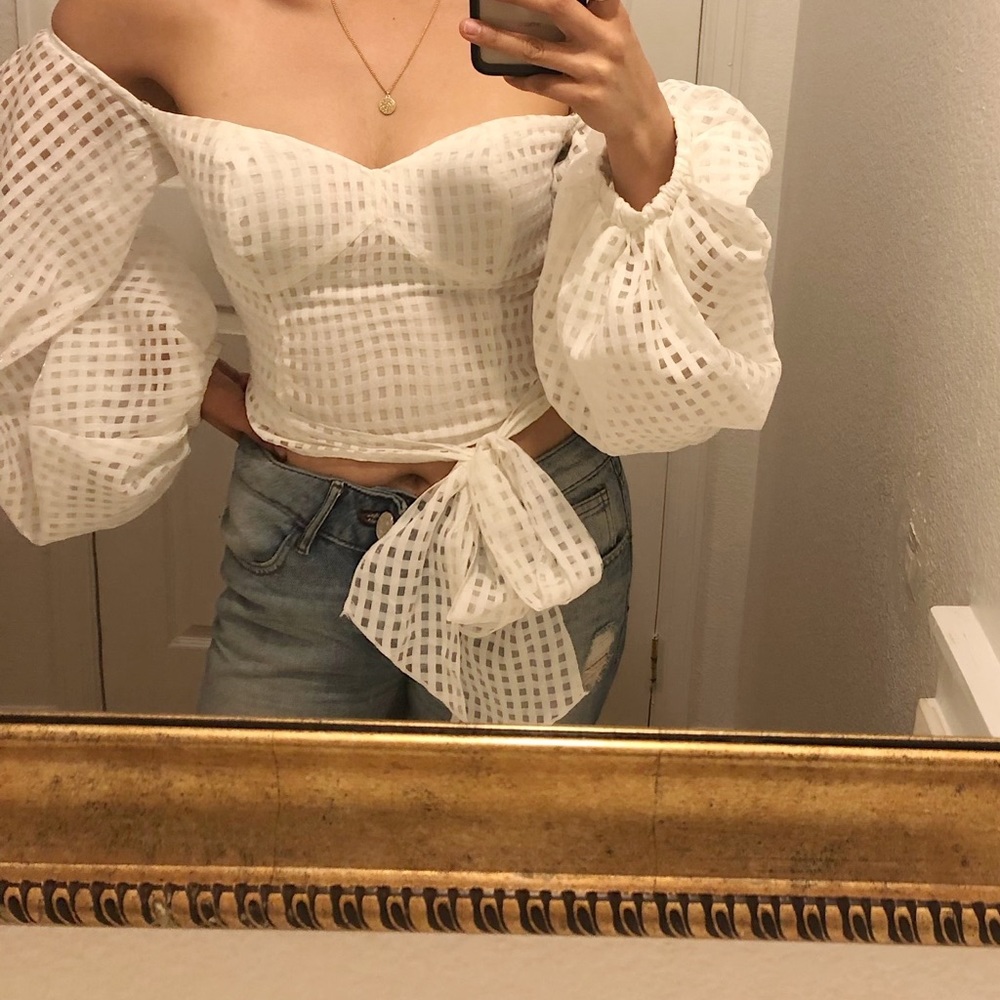 White puff sleeves top